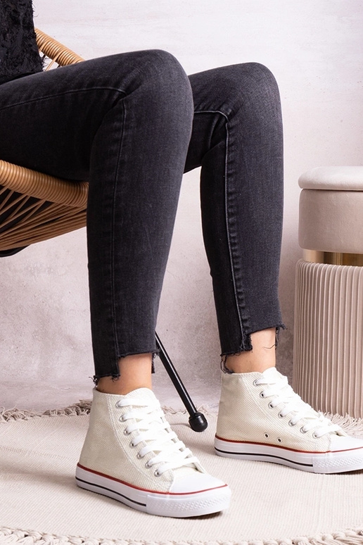 Hvide high-top sneakers i skinnende...