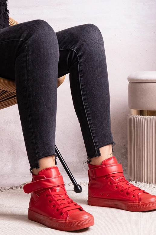 Rode hoge sneakers van kunstleer...