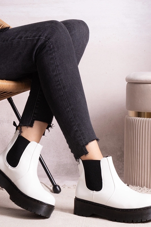 Witte enkellaarsjes op platform Lessaya