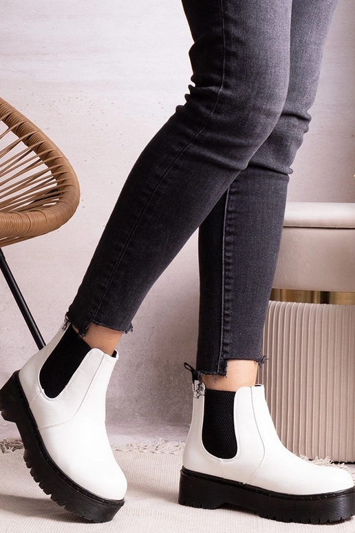 Witte enkellaarsjes op platform Lessaya