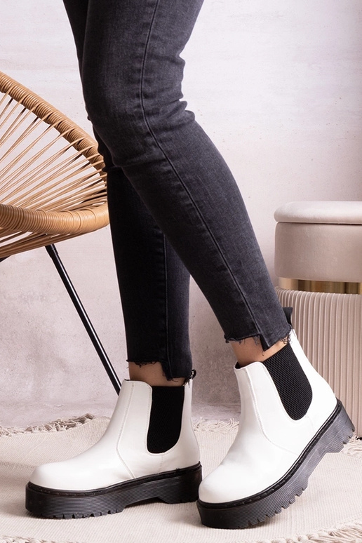 Witte enkellaarsjes op platform Lessaya