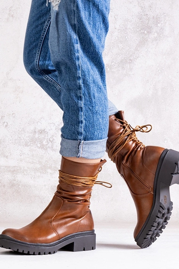 Brune støvler lavet af...