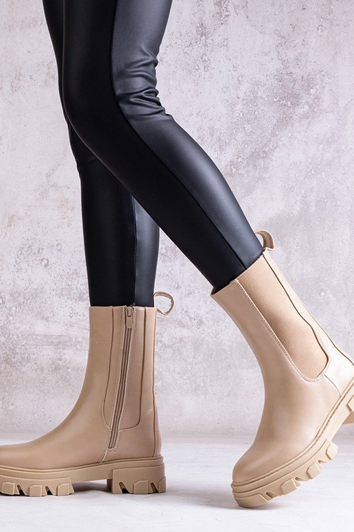 Beige høje støvler lavet af øko-læder...