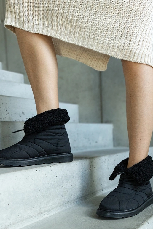 Sorte isolerede snestøvler med snøre... Sorte isolerede snestøvler med snøre...