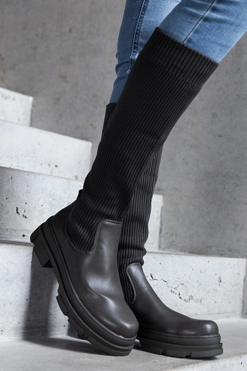 Grønne slip-on støvler med elastisk overdel på en massiv Elthea sål