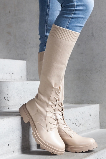 Beige slip-on støvler med en fleksibel stofoverdel Luana 2
