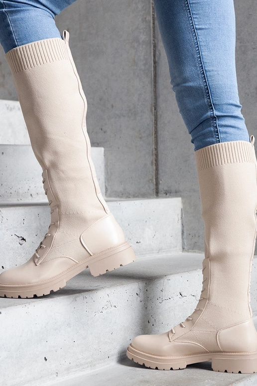 Beige slip-on støvler med en...