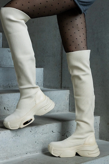 Beige slip-on støvler med elastisk overdel på en massiv Lokira sål