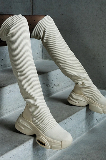Beige slip-on støvler med elastisk overdel på en massiv Lokira sål 2