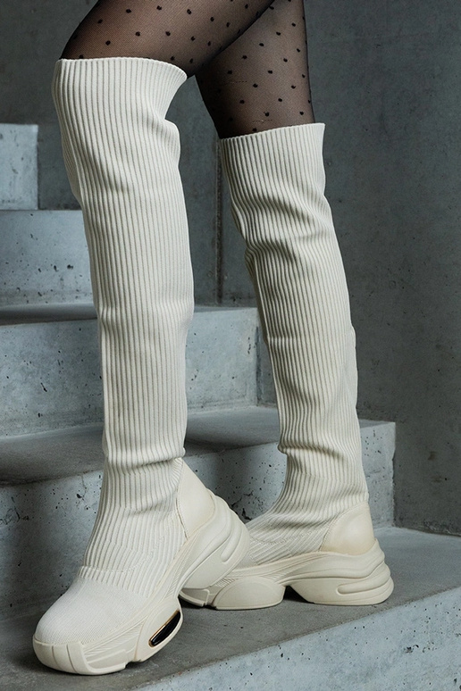 Beige slip-on støvler med elastisk... Beige slip-on støvler med elastisk...