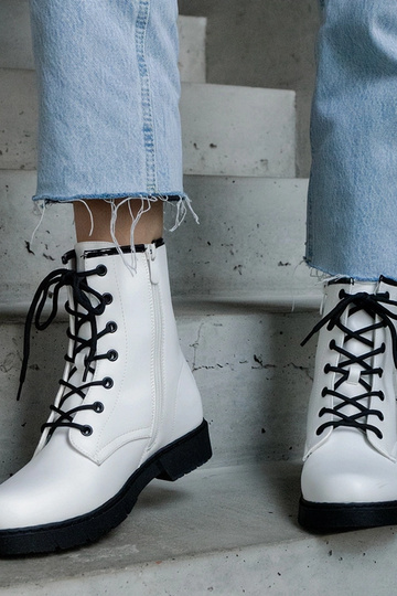 Hvide isolerede støvler...