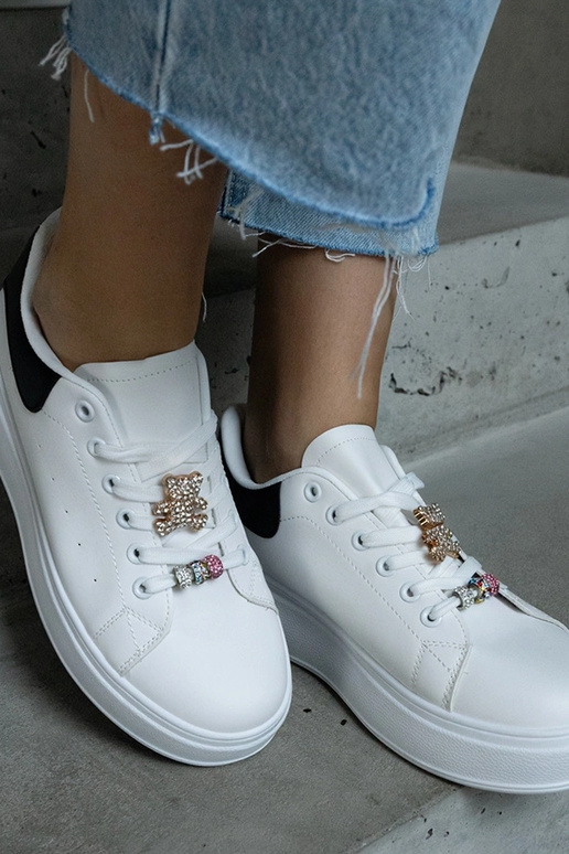 Hvide platformssneakers dekoreret med...