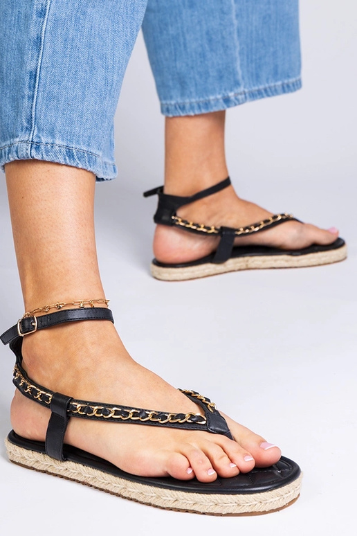 Zwarte sandalen versierd met ketting... Zwarte sandalen versierd met ketting...