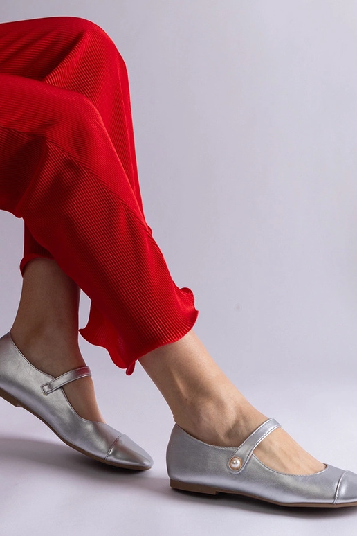 Sølvfarvet tåballerinaer med... Sølvfarvet tåballerinaer med...