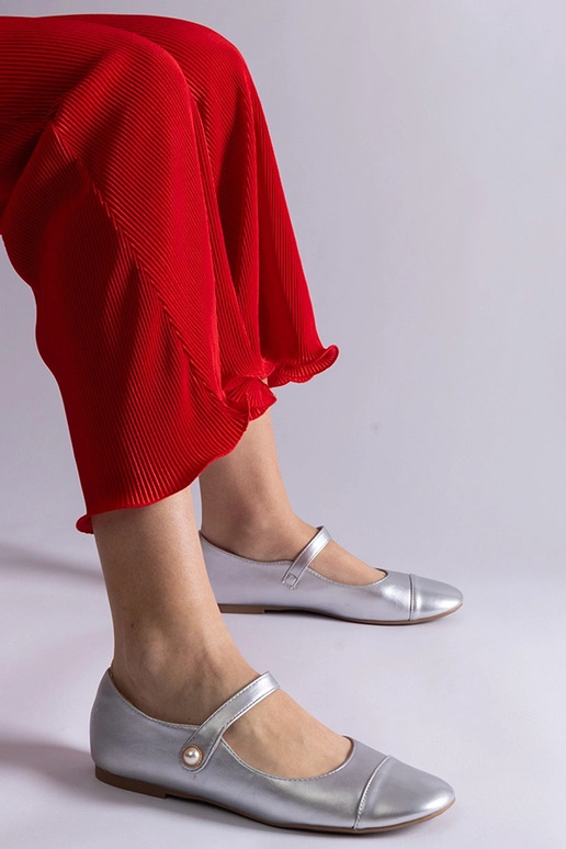 Sølvfarvet tåballerinaer med... Sølvfarvet tåballerinaer med...