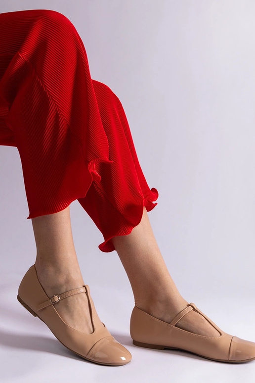 Beige lakballerinaer med... Beige lakballerinaer med...