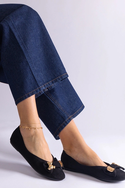 Sorte balletlejligheder dekoreret med...