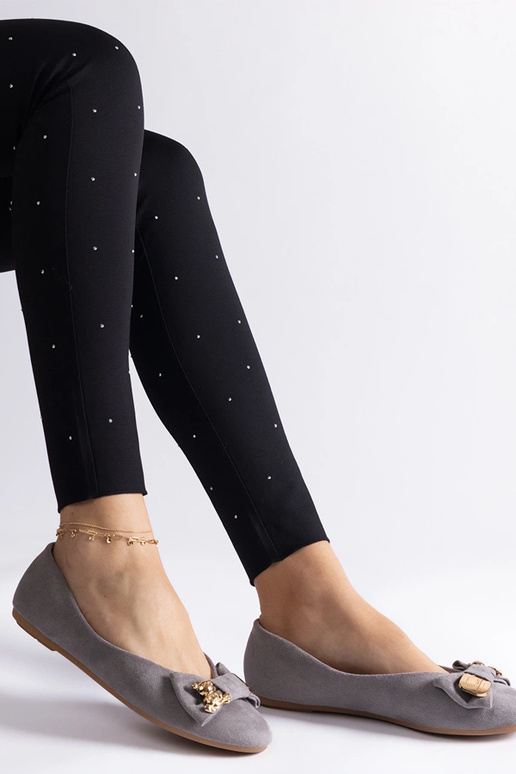 Grå balletlejligheder dekoreret med...