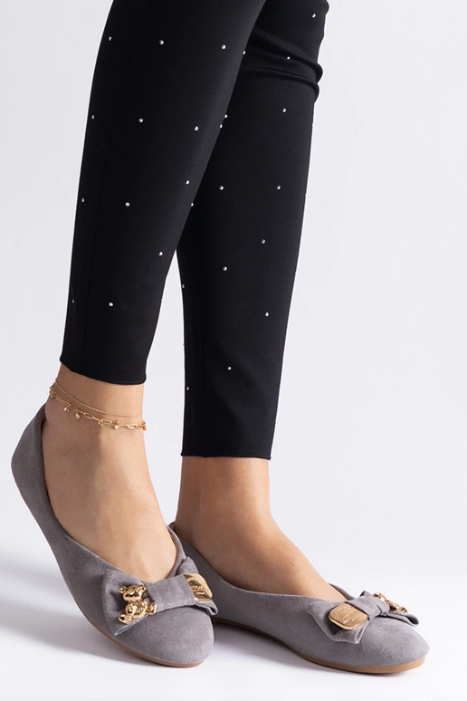 Grå balletlejligheder dekoreret med...