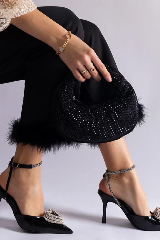 Zwarte hakken met open hiel versierd... Zwarte hakken met open hiel versierd...