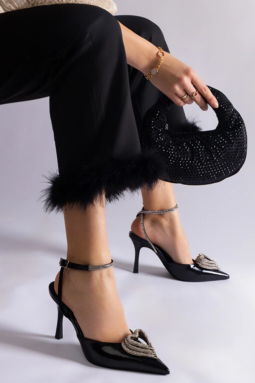 Zwarte hakken met open hiel versierd... Zwarte hakken met open hiel versierd...