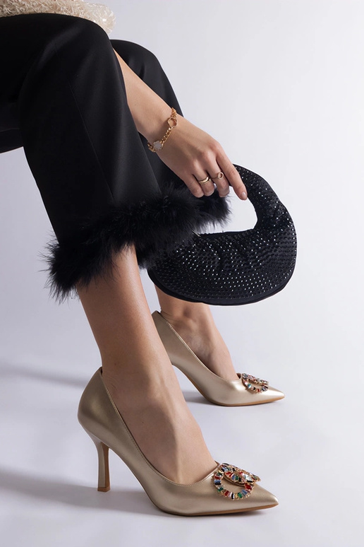 Guld hæle dekoreret med farverige...