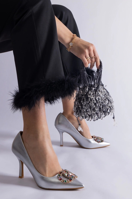 Sølvhæle dekoreret med farverige... Sølvhæle dekoreret med farverige...