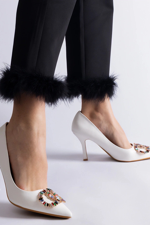 Hvide høje hæle dekoreret med... Hvide høje hæle dekoreret med...