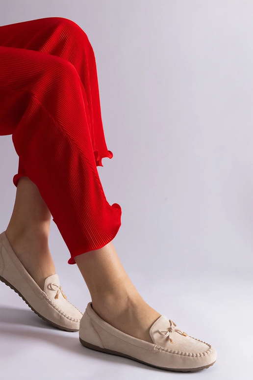 Beige ruskindsmokkasiner med sløjfe... Beige ruskindsmokkasiner med sløjfe...