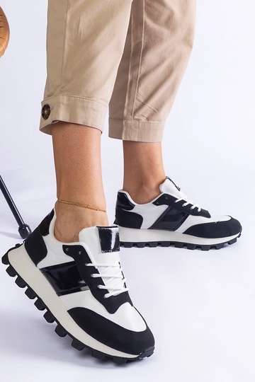 Sorte sneakers med synlig... 2