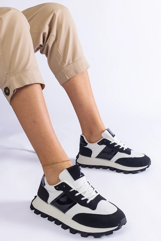 Sorte sneakers med synlig...