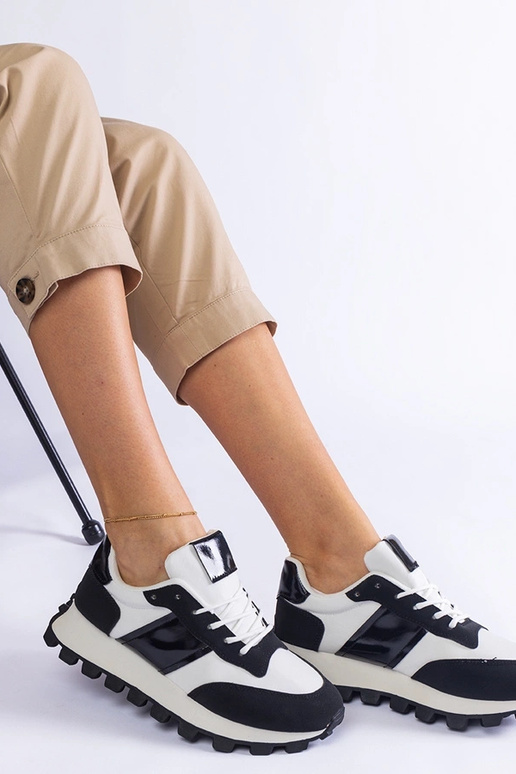 Sorte sneakers med synlig...