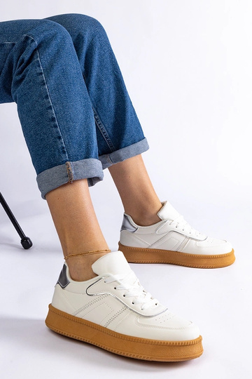 Hvide sneakers med snøre på...