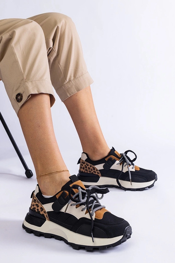 Sorte sneakers dekoreret...