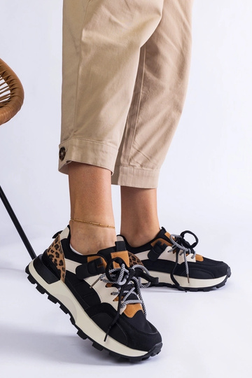 Sorte sneakers dekoreret... 2