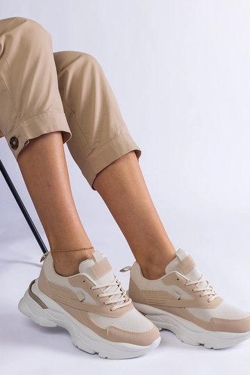 Beige sneakers med en...