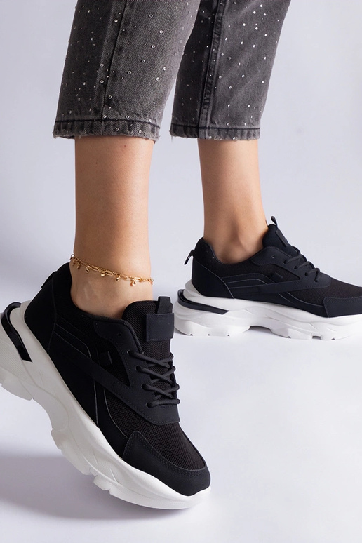Sorte sneakers med en tykkere sål...