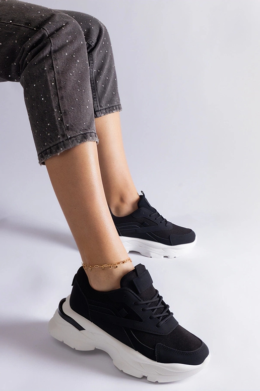 Sorte sneakers med en tykkere sål...