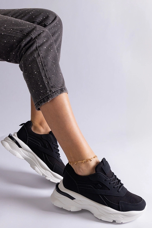 Sorte sneakers med en tykkere sål...