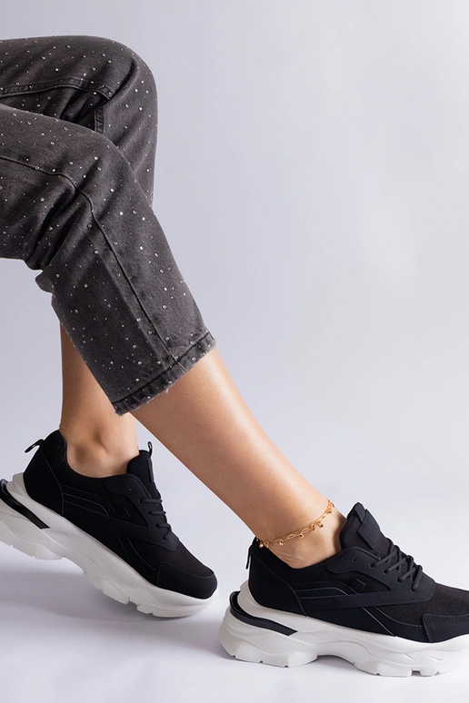 Sorte sneakers med en tykkere sål...