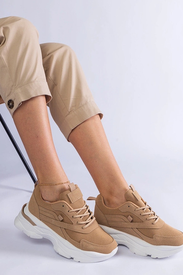 Brune sneakers med en...