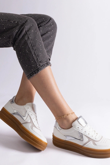 Hvide og sølv sneakers med... 2