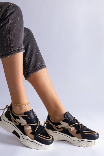 Sorte sneakers dekoreret...