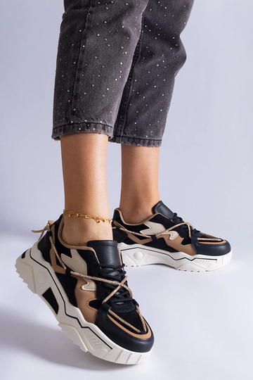 Sorte sneakers dekoreret med Valdez zirkonsnor 2