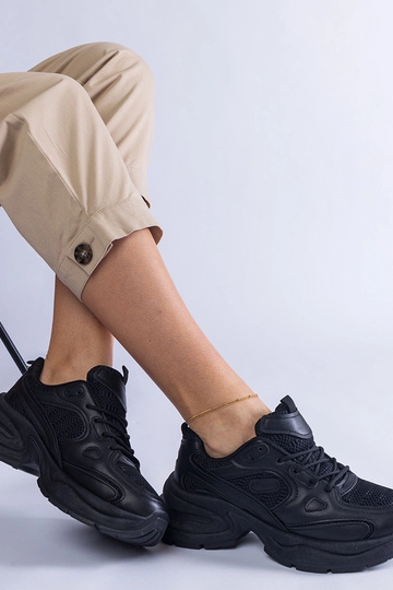 Sorte sneakers med en...