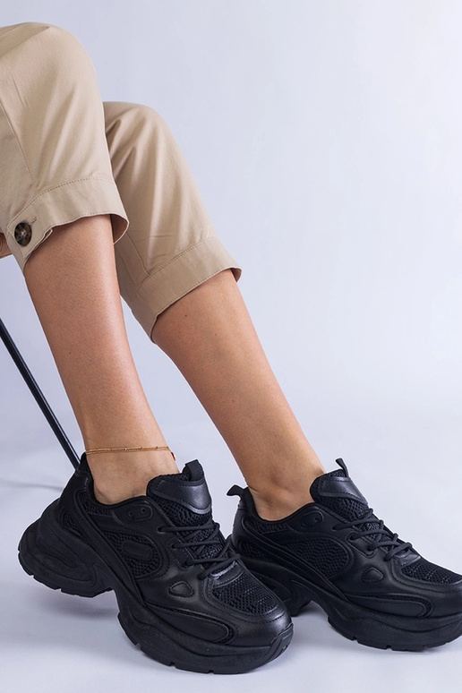 Sorte sneakers med en massiv Adom-sål