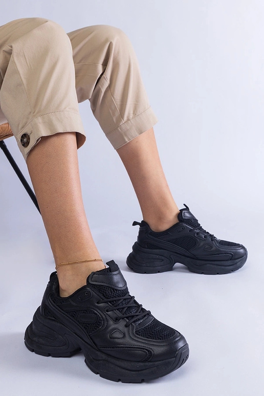 Sorte sneakers med en massiv Adom-sål