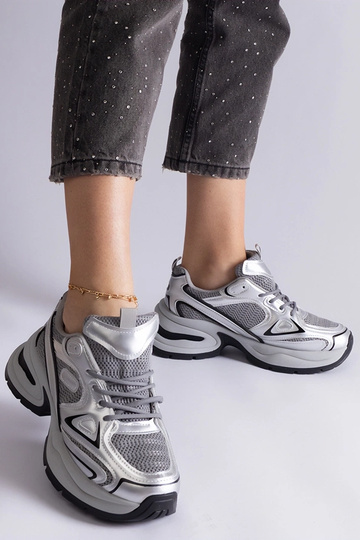 Sølv sneakers med en massiv...