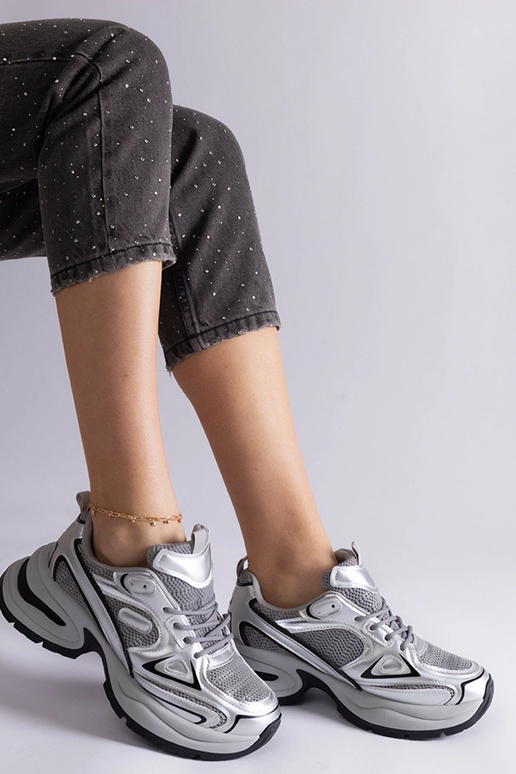 Sølv sneakers med en massiv Adom-sål