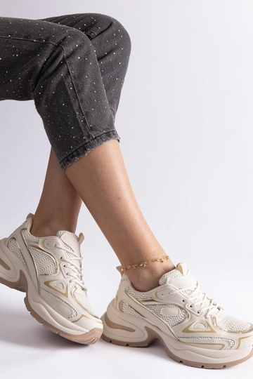 Beige sneakers med en... 2
